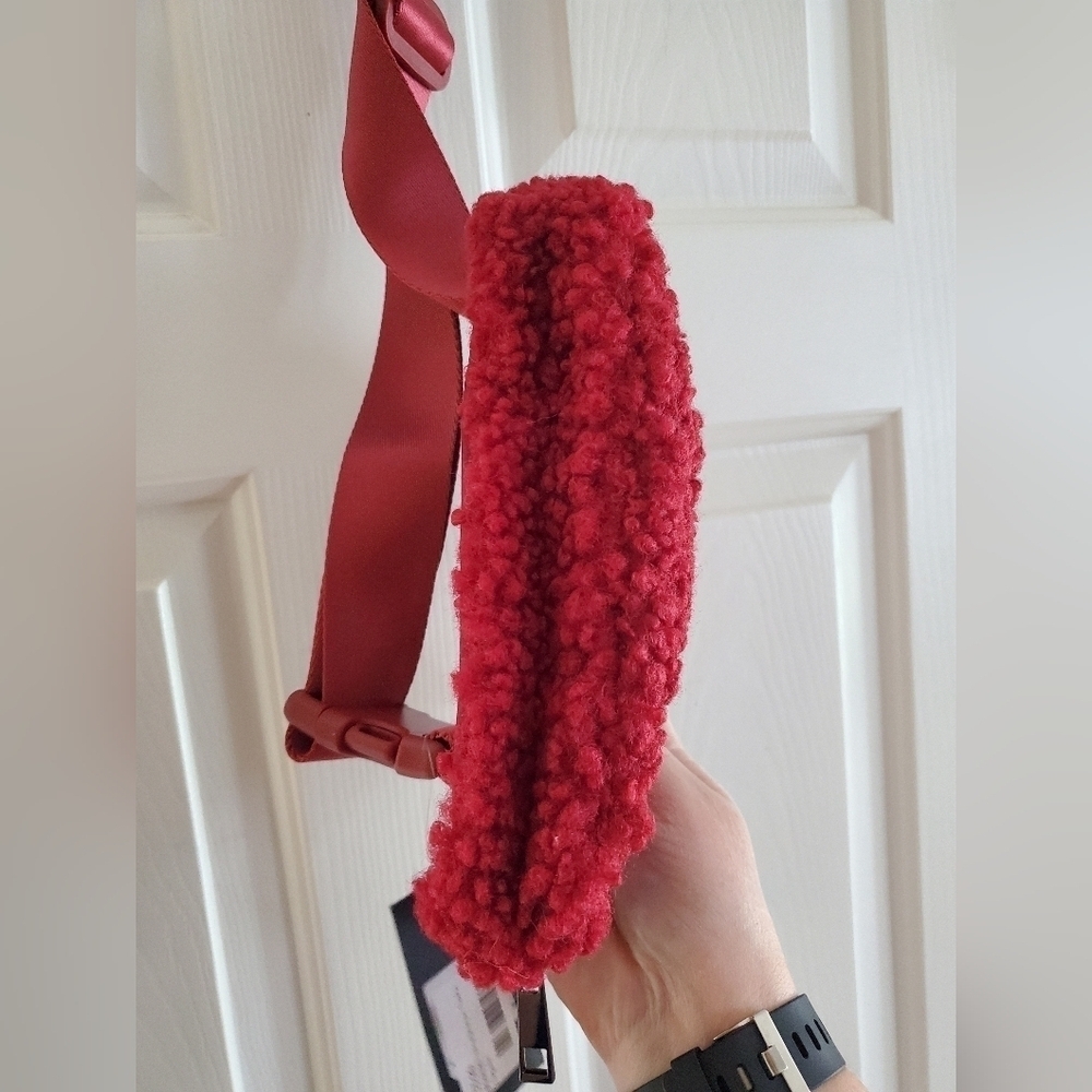 CC Nina Sherpa Fleece Fanny Pack Color: Burgundy - Picture 9 of 9